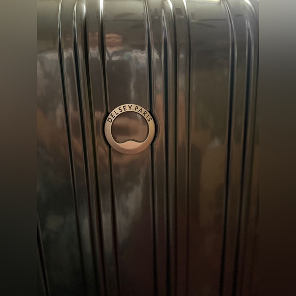 Brandnew Delsey Paris Luggage 21” carry on - Picture 2 of 6
